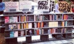 Gezi Parknn hzla byyen ktphanesine Siyah Beyaz Yaynevinden anlaml destek